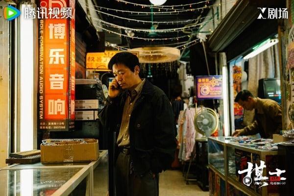 《棋士》剧情挺有趣，这部剧把“围棋”和“犯罪”结合在一起，平凡的围棋老师发现，围棋的思维方式竟然可以用来犯罪，紧接着事情一环扣一环，让人猜不到发展。《棋士》人物之间的搏弈、人性的刻划都有看点，会让人越追越入迷！