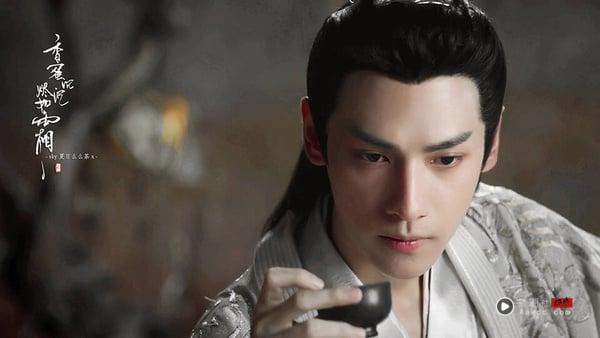 罗云熙在《香蜜沉沉烬如霜》演活了命运悲惨的润玉，不过润玉有一幕也被不少网友吐槽。润玉从小不被喜爱、遭受排挤，只有锦觅真心对他，而润玉想起锦觅时，自白说道：“我自小丑陋，面目可憎，她是这几千年来第一个见到我真身的，竟毫不嫌弃。”网友都想让润玉清醒一点，明明润玉就长得很好看啊！谁会嫌弃你啊？