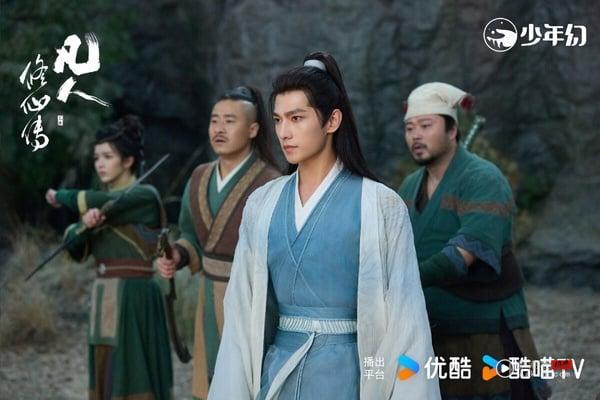 杨洋是娱乐圈里公认的大帅哥，先前杨洋在《微微一笑很倾城》、《你是我的荣耀》、《且试天下》、电影《三生三世》演的也都是校草、四海八荒第一美男的角色，大家都觉得很适合，但这次在《凡人修仙传》杨洋演的韩立人设却是个平凡普男。