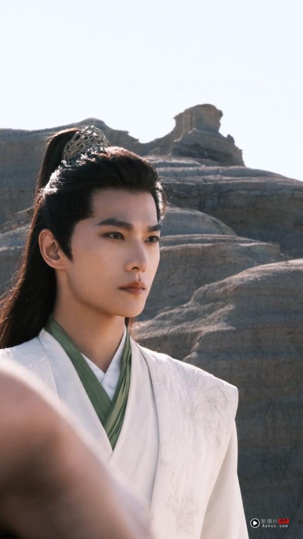 杨洋是娱乐圈里公认的大帅哥，先前杨洋在《微微一笑很倾城》、《你是我的荣耀》、《且试天下》、电影《三生三世》演的也都是校草、四海八荒第一美男的角色，大家都觉得很适合，但这次在《凡人修仙传》杨洋演的韩立人设却是个平凡普男。