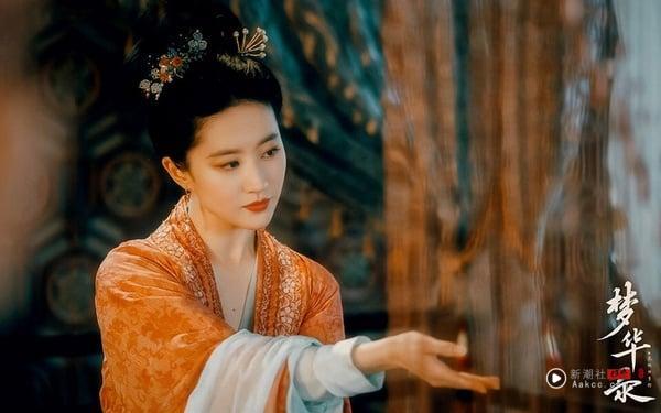 还记得《梦华录》里的乡野村妇刘亦菲吗？刘亦菲在《梦华录》饰演的赵盼儿是钱塘江畔茶铺老板娘，是个姿容秀丽的大美人，然而顾千帆第一次见到盼儿时却有点不以为然，茶客还形容盼儿是“乡野村妇”，无法和京城的美人比。