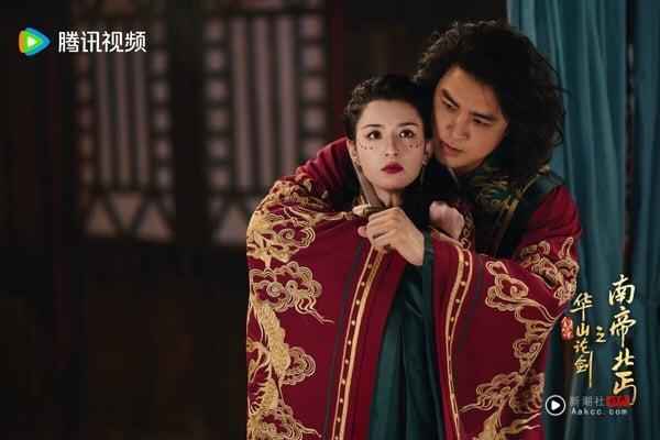 这个系列原名《金庸武侠世界》，有一个核心主线故事，再加上几个创新人物篇章，不过实际上就只是再一版《射雕英雄传》。去年《铁血丹心》打头阵播出后，今年又播了剩下的几个篇章，全都改叫《华山论剑》系列。