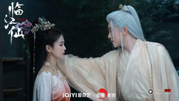 白鹿主演的《临江仙》是今年暑期档少数走热的古装剧，虽然开播后网友都在吐槽制作质感差、造型拉低演员颜值，但因着白鹿的高人气，《临江仙》还是播得不错。剧情也有看点，《临江仙》主打三婚三离的“纯恨”夫妇，别人纯爱，他们相爱相杀，剧情反转不断，虽然狗血，但很带感。