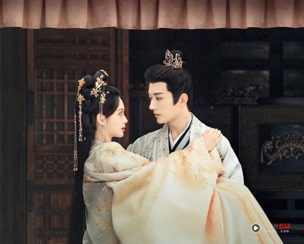 《桃花映江山》5.4分、《与晋长安》4.8分，这两部古偶剧都被嫌弃亮点不足、主演没有CP感，评分都不及格。