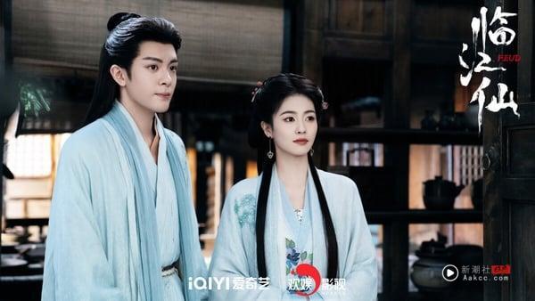 白鹿主演的《临江仙》是今年暑期档少数走热的古装剧，虽然开播后网友都在吐槽制作质感差、造型拉低演员颜值，但因着白鹿的高人气，《临江仙》还是播得不错。剧情也有看点，《临江仙》主打三婚三离的“纯恨”夫妇，别人纯爱，他们相爱相杀，剧情反转不断，虽然狗血，但很带感。