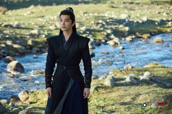 杨洋《凡人修仙传》是最近的好评电视剧，豆瓣评分高达7.5，观众口碑超越《锦月如歌》、《献鱼》等古装偶像剧。《凡人修仙传》是大男主修仙题材，讲述普通的山村穷小子韩立，偶然之下，跨入到一个江湖小门派，虽然资质平庸，但依靠自身努力和合理算计，最后修炼成仙的故事。