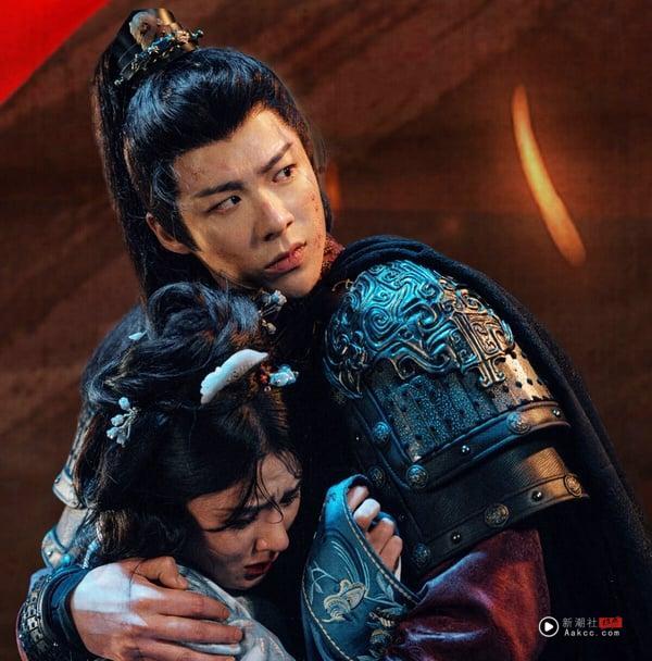 《折腰》是今年被很多网友大推的古装剧，好多人都追到无法自拔。《折腰》是乱世枭雄和敌家之女先婚后爱的故事，男女主角有家仇，是对立的身分，却不得不先婚后爱。《折腰》枭雄和美人的设定很新鲜，而且《折腰》节奏快，选角也选得好，爱情线拍得张力感十足，很让人心痒痒！