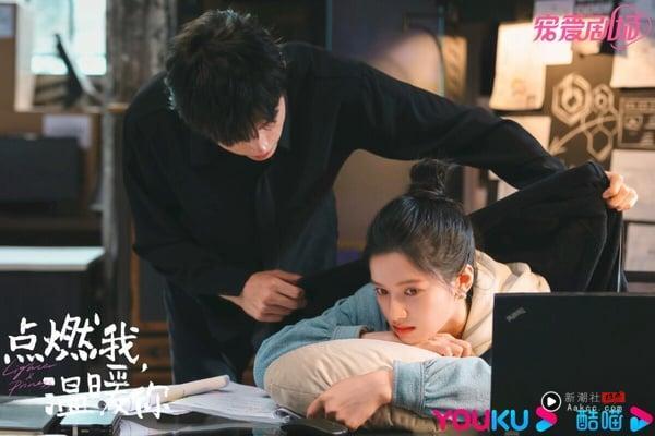 最近陈飞宇、王影璐主演的古装剧《献鱼》在Netflix热播，不过比起《献鱼》，陈飞宇另一部现偶剧《点燃我，温暖你》其实更受好评！改编自Twentine的小说《打火机与公主裙》，酷跩校霸vs.倔强乖乖女的校园爱情故事。陈飞宇、张婧仪选角契合度高，剧情先甜后虐，两人CP感很强。这部剧的导演拍过《何以笙箫默》，镜头感很好，拍出了两人之间的暧昧拉扯。