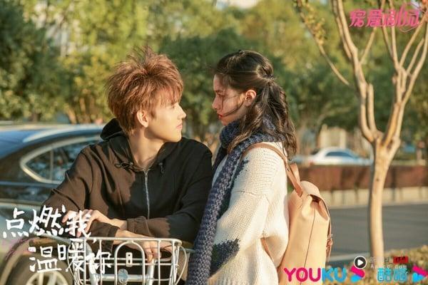 最近陈飞宇、王影璐主演的古装剧《献鱼》在Netflix热播，不过比起《献鱼》，陈飞宇另一部现偶剧《点燃我，温暖你》其实更受好评！改编自Twentine的小说《打火机与公主裙》，酷跩校霸vs.倔强乖乖女的校园爱情故事。陈飞宇、张婧仪选角契合度高，剧情先甜后虐，两人CP感很强。这部剧的导演拍过《何以笙箫默》，镜头感很好，拍出了两人之间的暧昧拉扯。