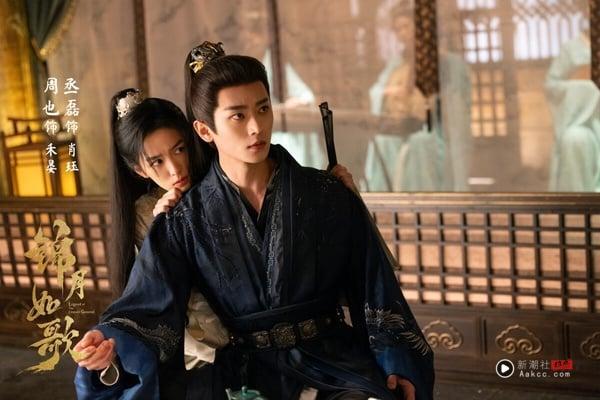 周也主演的《锦月如歌》原本拥有高期待，它和《雁回时》、《墨雨云间》一样改编自千山茶客的重生小说，却是这几部里口碑最差的，大家都在吐槽《锦月如歌》魔改。《锦月如歌》原着是女将军重生的设定，女主还有前夫，但剧版更改了情节，导致追起来有点逻辑bug。剧版削弱了原着的悲剧感，变得更像甜甜的古偶，少了原着的闪光点，因此评价两极。