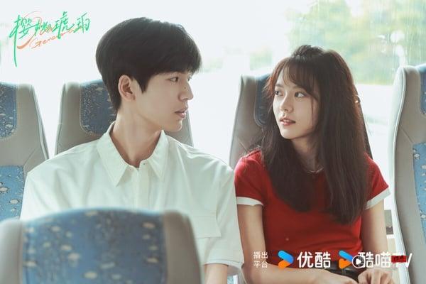 《樱桃琥珀》由打造过《知否》、《琅琊榜》的正午阳光出品，首播后评价两极，网友都在吐槽剧本和剪辑。《樱桃琥珀》原着小说不只有爱情，还有友情与成长，但剧版没有呈现出主角群的羁绊，前几集被认为太过平淡，剪辑也有点跳跃，《樱桃琥珀》被认为没有达到正午阳光以往的制作水准。