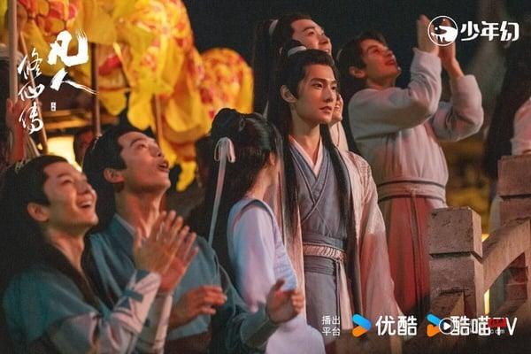 杨洋《凡人修仙传》落在第十名。《凡人修仙传》是最近的高话题电视剧，这是大男主修仙题材，讲述普通的山村穷小子韩立，偶然之下，跨入到一个江湖小门派，虽然资质平庸，但依靠自身努力和合理算计，最后修炼成仙的故事。