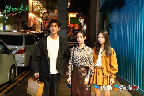 《樱桃琥珀》由打造过《知否》、《琅琊榜》的正午阳光出品，首播后评价两极，网友都在吐槽剧本和剪辑。《樱桃琥珀》原着小说不只有爱情，还有友情与成长，但剧版没有呈现出主角群的羁绊，前几集被认为太过平淡，剪辑也有点跳跃，《樱桃琥珀》被认为没有达到正午阳光以往的制作水准。