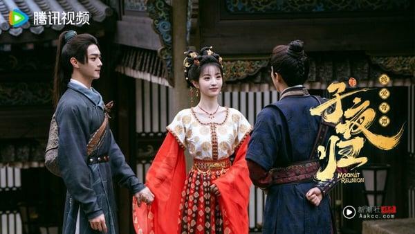 而许凯、田曦薇主演的《子夜归》改编则被认为中规中矩，这是个唐风志怪故事，剧版制作质感不错，就是可惜原着本身没有太多大张大合的故事情节，导致剧版热度一般般。