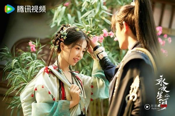 《永夜星河》改编自晋江文学网热门小说《黑莲花攻略手册》，原着是超级大IP，改编成剧版后评价不错，豆瓣高达7.6分，但网友夸的只有导演和演员，对于编剧则差评满满。《永夜星河》原着小说是有名的穿书攻略文，女主角凌妙妙穿越到小说世界，要攻略病娇黑莲花男二，翻拍成剧版后，基本上只有前半段保留这个设定，后半段和小说几乎完全不同。