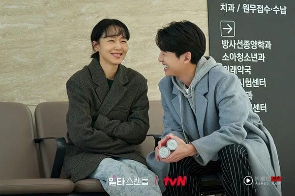 tvN韩剧《浪漫速成班》剧照，由全道嬿与郑敬淏主演，讲述小菜店老板与明星讲师的罗曼史