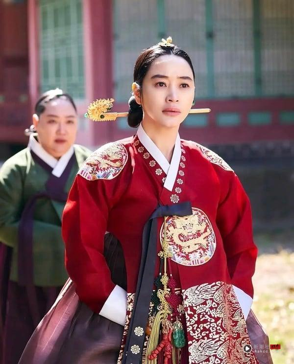 tvN韩剧《王后伞下》官方剧照，由金憓秀主演，演绎为母则强的朝鲜王妃