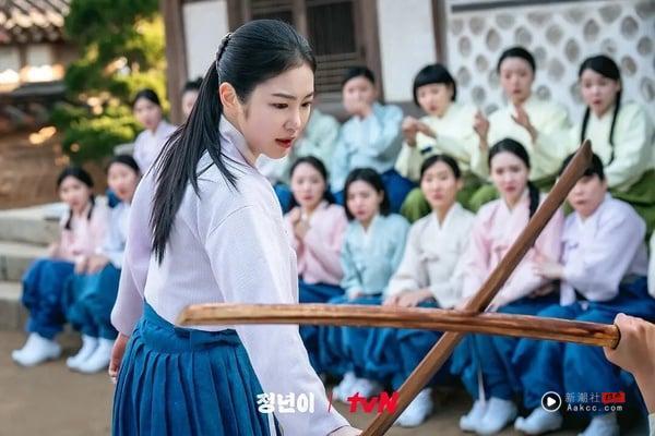 tvN韩剧《正年》剧照，由金泰梨、辛叡恩主演，讲述女性中国台湾电视剧演员的成长故事