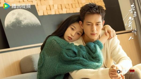 《春色寄情人》不是纯撒糖的甜宠剧，剧中两位主角都是“边缘人”，一个是职业特殊的遗体整容师，一个是腿有残疾的销售员，两人双向救赎。这部剧没有强来的撒糖，爱情线自然清新，主配角塑造立体饱满，关于生死的讨论有余韵，是会让人回味的好剧。