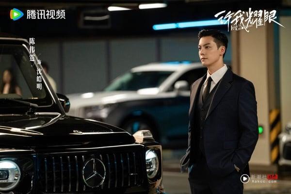 赵露思《许我耀眼》首播后冲出好评！《许我耀眼》剧情设定很有意思，女主角是个谎言满满的野心家，她对自己的身世说谎，带着心机和男主结婚，两人相爱相杀，后面还有追妻火葬场。《许我耀眼》节奏把控很精准，带了一点悬疑剧色彩，女主角一路说谎，每次都让人为她捏把冷汗，紧接着剧情又反转，比《难哄》、《樱桃琥珀》这些人气甜宠剧还让人沦陷！编导很强！