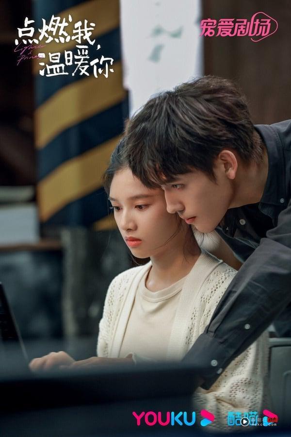 《点燃我，温暖你》是2022年走热的现偶甜宠剧，改编自Twentine的小说《打火机与公主裙》，酷跩校霸vs.倔强乖乖女的校园爱情故事。这部剧好评度远胜比陈飞宇主演的《献鱼》呢！选角契合度高，剧情先甜后虐，两人CP感很强。这部剧的导演拍过《何以笙箫默》，镜头感很好，拍出了两人之间的暧昧拉扯。