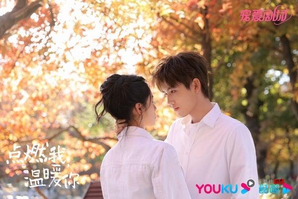 《点燃我，温暖你》是2022年走热的现偶甜宠剧，改编自Twentine的小说《打火机与公主裙》，酷跩校霸vs.倔强乖乖女的校园爱情故事。这部剧好评度远胜比陈飞宇主演的《献鱼》呢！选角契合度高，剧情先甜后虐，两人CP感很强。这部剧的导演拍过《何以笙箫默》，镜头感很好，拍出了两人之间的暧昧拉扯。
