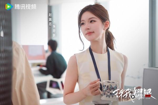 赵露思《许我耀眼》首播后冲出好评！《许我耀眼》剧情设定很有意思，女主角是个谎言满满的野心家，她对自己的身世说谎，带着心机和男主结婚，两人相爱相杀，后面还有追妻火葬场。《许我耀眼》节奏把控很精准，带了一点悬疑剧色彩，女主角一路说谎，每次都让人为她捏把冷汗，紧接着剧情又反转，比《难哄》、《樱桃琥珀》这些人气甜宠剧还让人沦陷！编导很强！