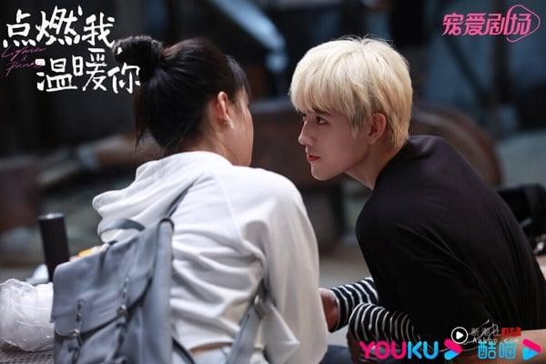 《点燃我，温暖你》是2022年走热的现偶甜宠剧，改编自Twentine的小说《打火机与公主裙》，酷跩校霸vs.倔强乖乖女的校园爱情故事。这部剧好评度远胜比陈飞宇主演的《献鱼》呢！选角契合度高，剧情先甜后虐，两人CP感很强。这部剧的导演拍过《何以笙箫默》，镜头感很好，拍出了两人之间的暧昧拉扯。