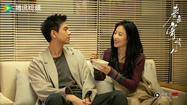 《春色寄情人》不是纯撒糖的甜宠剧，剧中两位主角都是“边缘人”，一个是职业特殊的遗体整容师，一个是腿有残疾的销售员，两人双向救赎。这部剧没有强来的撒糖，爱情线自然清新，主配角塑造立体饱满，关于生死的讨论有余韵，是会让人回味的好剧。