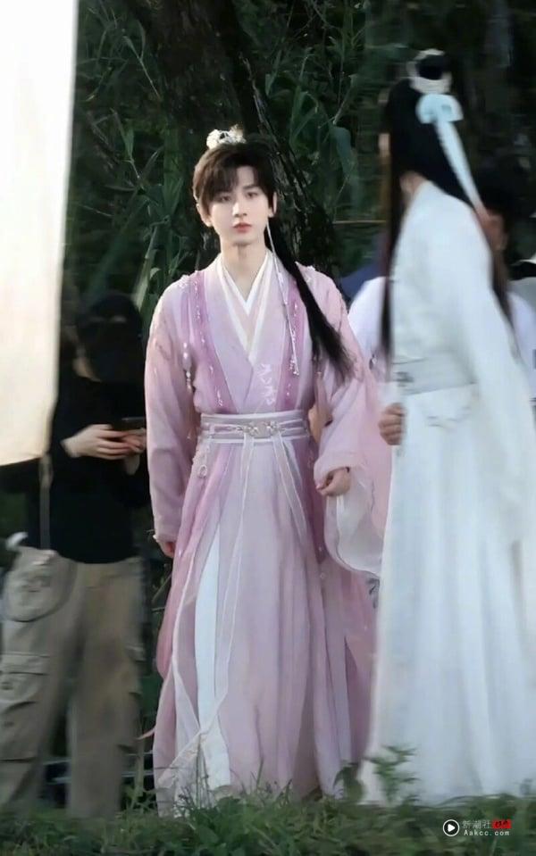 成毅是公认的古装男神，从《琉璃》、《莲花楼》到热播中的 《赴山海》，古装造型都十分帅气！而成毅在《赴山海》饰演萧秋水时，也穿上了粉色古装，只不过网上却对这服装评价两极，因为萧秋水的设定是侠客，所以在人设上穿粉色好像有点违和，但不可否认的是，成毅还是很适合粉色古装，穿起来清新脱俗！