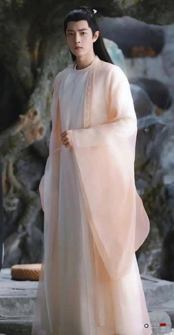 肖战的皮肤白皙、气质纯净，基本上没有他无法驾驭的古装造型，就连粉色也不例外！他在《玉骨遥》饰演时影时，也曾穿过一袭粉色古装，当初这颜色还被称为“虾粉色”，并不是一般男星可以驾驭的，要是穿得不好的话，在镜头前反而容易显肿，不过在肖战身上却不违和，穿起来温润儒雅，获得不少好评！