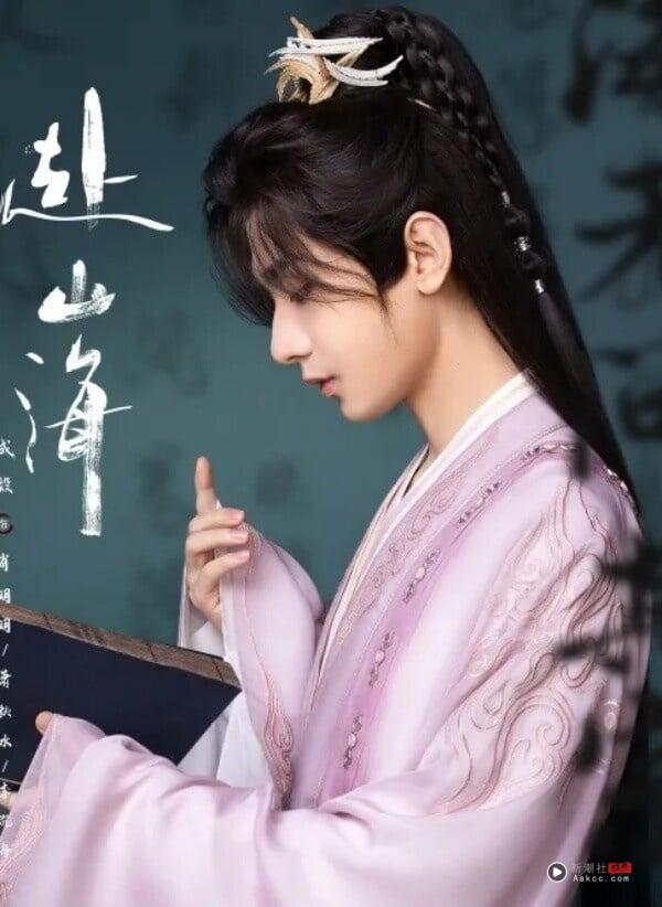 成毅是公认的古装男神，从《琉璃》、《莲花楼》到热播中的 《赴山海》，古装造型都十分帅气！而成毅在《赴山海》饰演萧秋水时，也穿上了粉色古装，只不过网上却对这服装评价两极，因为萧秋水的设定是侠客，所以在人设上穿粉色好像有点违和，但不可否认的是，成毅还是很适合粉色古装，穿起来清新脱俗！