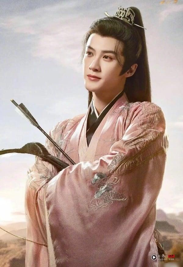 檀健次在《长相思》饰演相柳一角，大家比较印象深刻的可能是白衣造型，不过剧中也有几套粉色古装的造型蛮美的，像是他假扮防风邶时，大多都是以粉色造型亮相，粉色的服装在檀健次身上非常好看，自带风度翩翩的优雅气质，甚至还被粉丝们称为“最适合粉色的男人”。