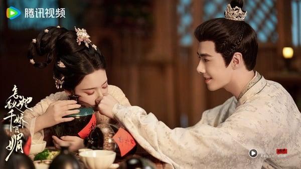 《怎敌她千娇百媚》讲述家道中落的落魄贵女罗令妤，为了摆脱寄人篱下的命运，带着年幼的妹妹投奔表亲陆家，途中，意外与陆家三公子陆昀结怨。再次相见时，罗令妤被陆昀吸引，陆昀却误会她是想要攀附权贵的女人，对她嗤之以鼻。两个骄傲的人在日渐相处中互生情愫，却谁都不愿意先承认。