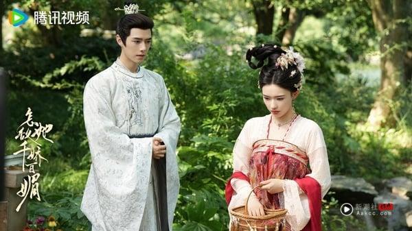 《怎敌她千娇百媚》讲述家道中落的落魄贵女罗令妤，为了摆脱寄人篱下的命运，带着年幼的妹妹投奔表亲陆家，途中，意外与陆家三公子陆昀结怨。再次相见时，罗令妤被陆昀吸引，陆昀却误会她是想要攀附权贵的女人，对她嗤之以鼻。两个骄傲的人在日渐相处中互生情愫，却谁都不愿意先承认。