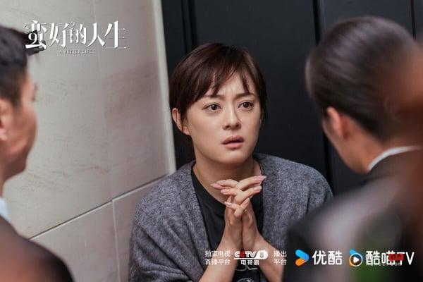 孙俪娘娘也是公认的收视女王，今年孙俪推出的《蛮好的人生》是高收视电视剧，讲述保险女王胡曼黎事业有成，但她发现了懦弱的老公有了小三，紧接着，竞争对手暗中作梗，胡曼黎也迎来事业上的危机。