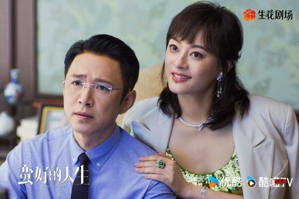 孙俪娘娘也是公认的收视女王，今年孙俪推出的《蛮好的人生》是高收视电视剧，讲述保险女王胡曼黎事业有成，但她发现了懦弱的老公有了小三，紧接着，竞争对手暗中作梗，胡曼黎也迎来事业上的危机。