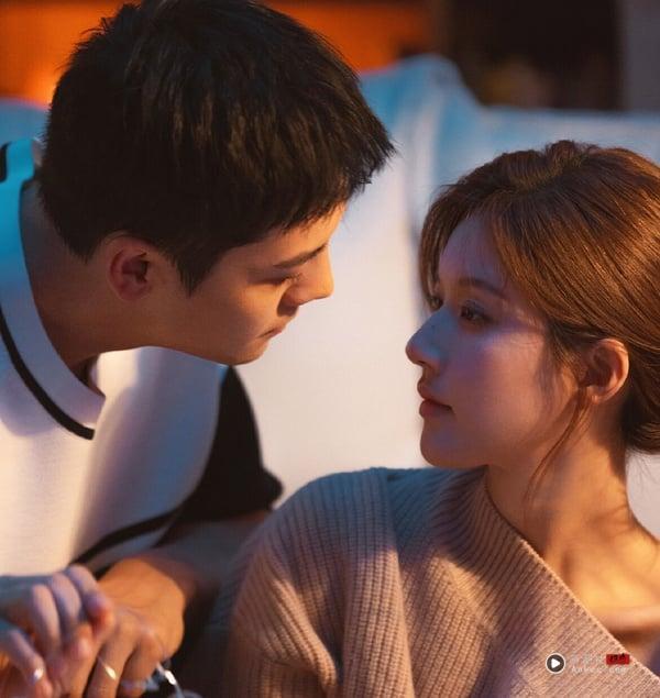 赵露思在《许我耀眼》中饰演许妍，与饰演沈皓明的陈伟霆深情相视