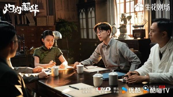 《灼灼韶华》女主角褚韶华（热依扎饰）在剧中不畏艰辛，逐步成长为成功的女商人