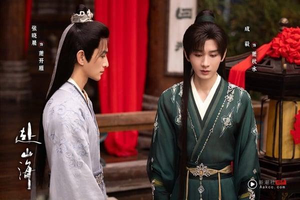 《赴山海》男主角萧秋水（成毅饰）从热血冲动的少年剑客成长为武林大侠。