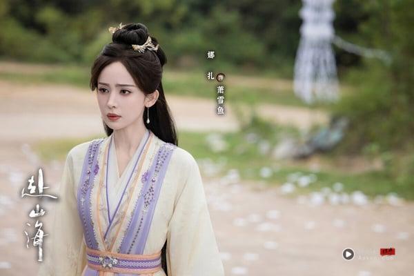 古装剧《赴山海》剧照，呈现成毅与古力娜扎的角色在武林世界中的冒险。