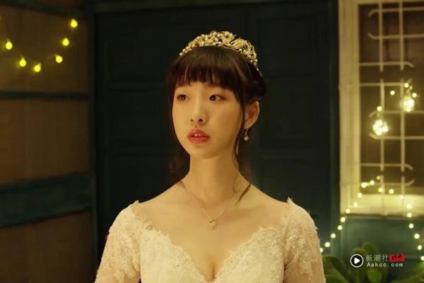 回顾刘主平在中国台湾电视剧《镜子森林》中的客串，她与温贞菱上演了一场令人印象深刻的激吻戏