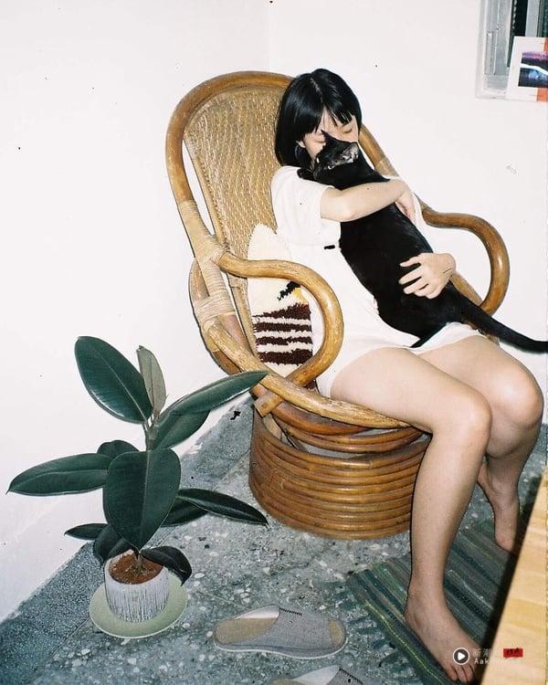 刘主平与她的黑猫爱宠“社长”，展现她身为宠物沟通师与饲主的深厚情感