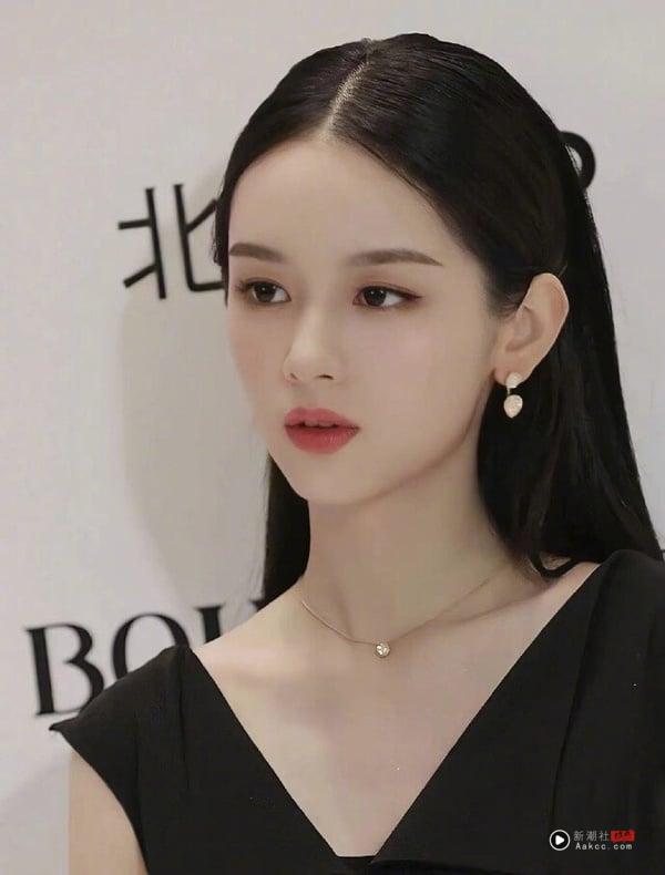 周也穿着典雅礼服，展现其被网友誉为“天选豪门千金”的冷艳气质