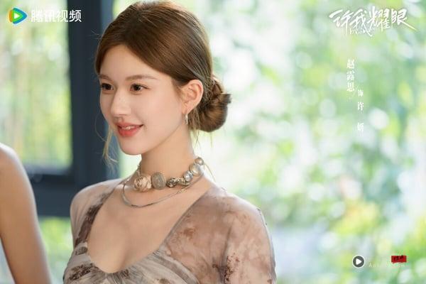 赵露思在电视剧《许我耀眼》中饰演假扮千金的女主角许妍