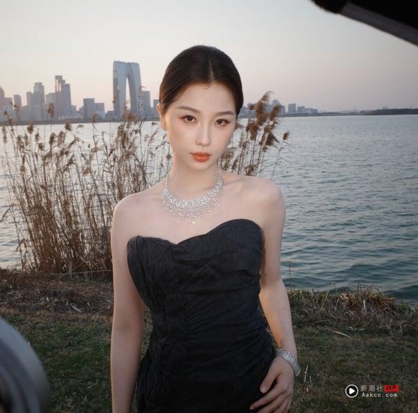 虞书欣个人时尚照，展现其现实生活中千金小姐的可爱贵气