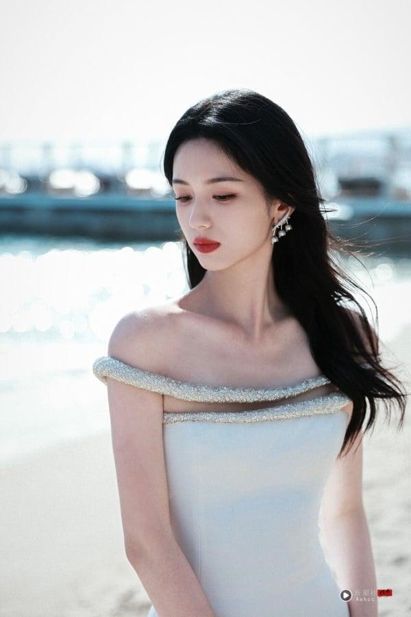 周也个人生活照，其独特气质被认为是饰演电视剧豪门千金的理想人选。