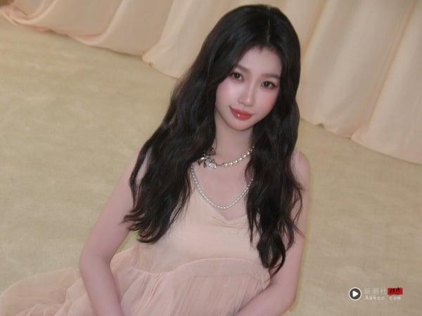 虞书欣的时尚穿搭，完美符合其豪门千金的形象