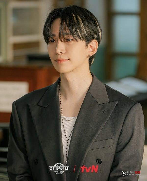 Netflix《台风商社》剧情看点&角色介绍：李俊昊化身痞帅社长，携金敏荷共谱社内恋爱！ 娱乐 图2张