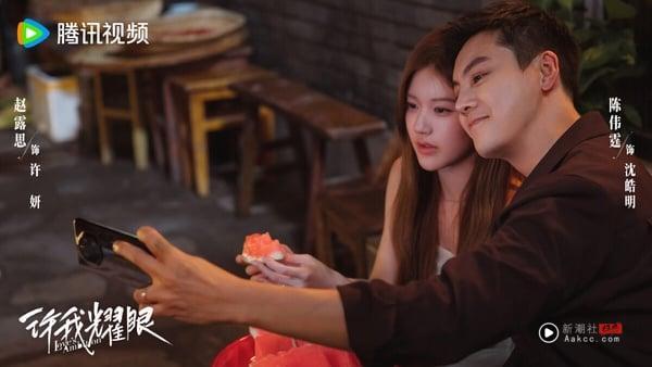 赵露思《许我耀眼》是2025少数走热的现偶电视剧，这部剧太让人着迷了！《许我耀眼》从第一集就很吸引人，女主带着谎言和男主结婚，两人各怀鬼胎，剧情反转又反转吊足观众胃口。《许我耀眼》前期是相爱相杀的假面夫妻，后期是男主的追妻火葬场，每集都有爆点，真的好看！